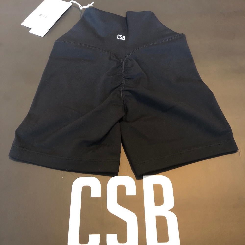 CROP SHOP BOUTIQUE  FORM INVISIBLE SCRUNCH HIGH WAIST SHORTS 5"